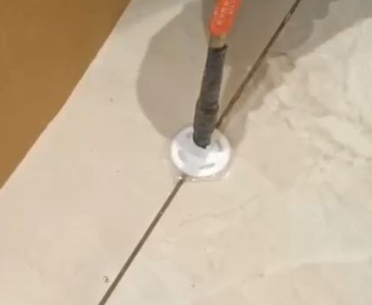 肥乡瓷砖空鼓维修公司专业解答瓷砖在铺贴过程中，如果没有涂抹均匀到位的粘结材料（如水泥砂浆或瓷砖胶），可能会导致以下问题